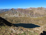 52 Dal costone ovest erboso del Pizzo Farno vista sul Lago Colombo e Pizzo del Becco